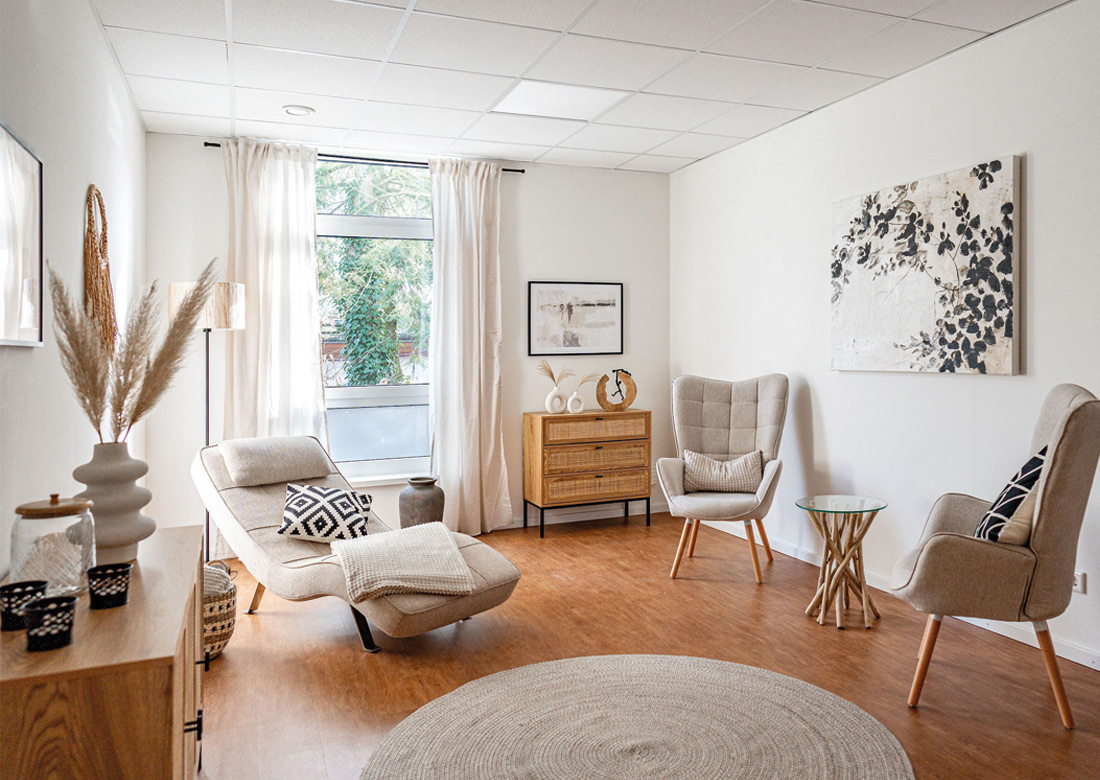 Freundliche Helle Therapieräume mit viel Holz- und Beigetönen, Relaxliege in der Praxis für Psychotherapie Wunstorf - Julia Schwerdtfeger - Heilpraktikerin für Psychotherapie