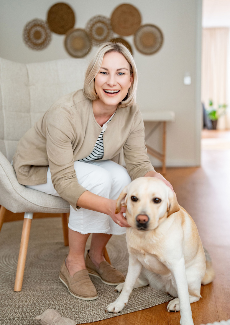 Freundliche Heilpraktikerin mit Ihrem Labrador in der Praxis für Psychotherapie - Julia Schwerdtfeger - Heilpraktikerin für Psychotherapie